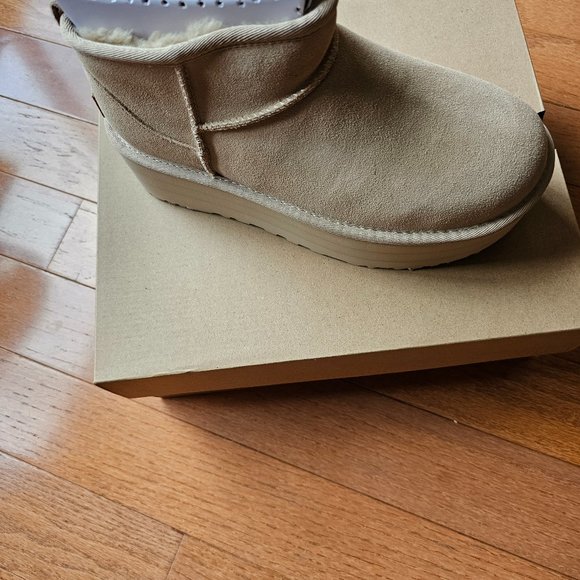 NEW. UGG ULTRA MINI PLATFORM BOOTS MUSTARD SEED - Picture 4 of 4